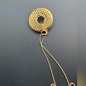 Elegant Gold Pendant Necklace